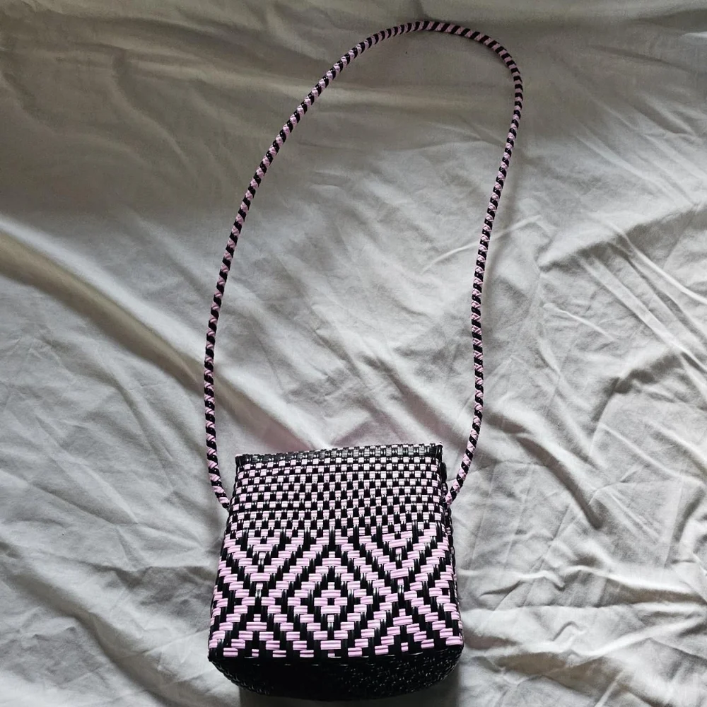 Black & pink checkered woven crossbody bag - Picture 3 of 5